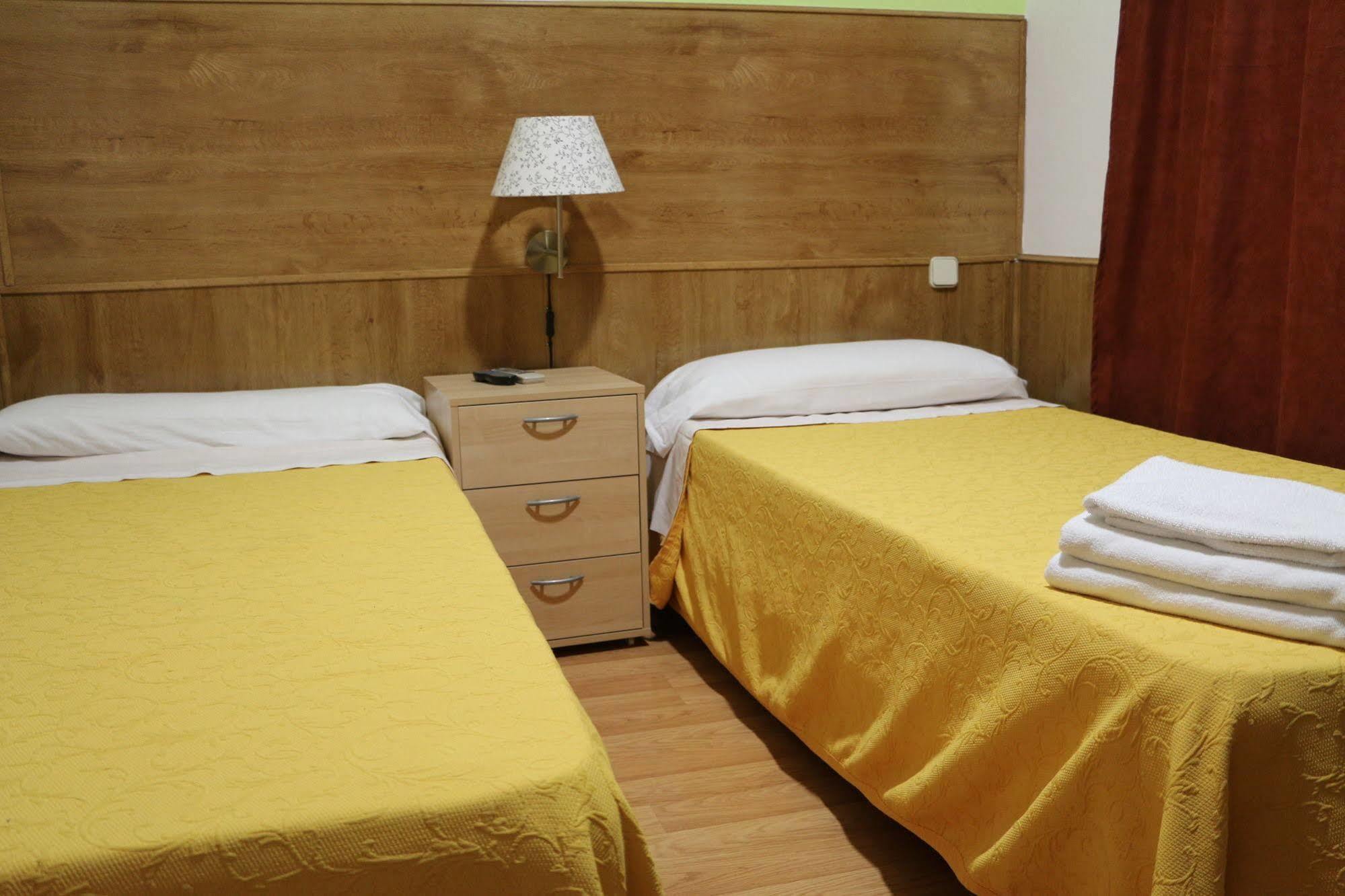 Hostal San Blas Мадрид Екстериор снимка
